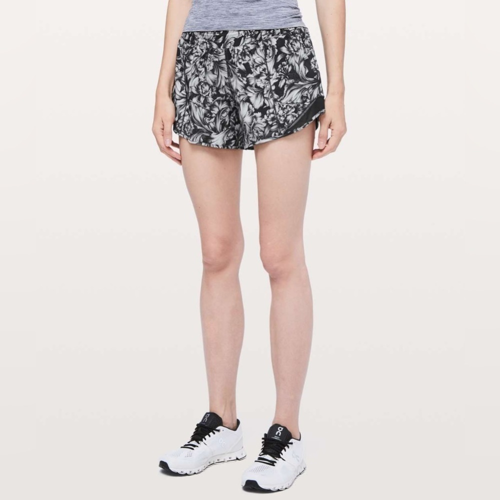 Lululemon Hotty Hot Short II Size 4